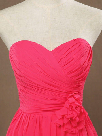 A-Linie, trägerlos, Herzausschnitt, knielang, Chiffon-Brautjungfernkleid mit Blumen-Criss-Cross-Rüschen 