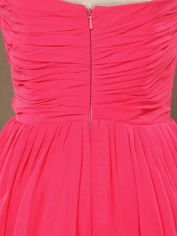 A-Linie, trägerlos, Herzausschnitt, knielang, Chiffon-Brautjungfernkleid mit Blumen-Criss-Cross-Rüschen 