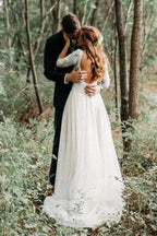 Elfenbeinfarbenes rückenfreies Brautkleid mit 3/4-Ärmeln und Spitzenoberteil, MW555