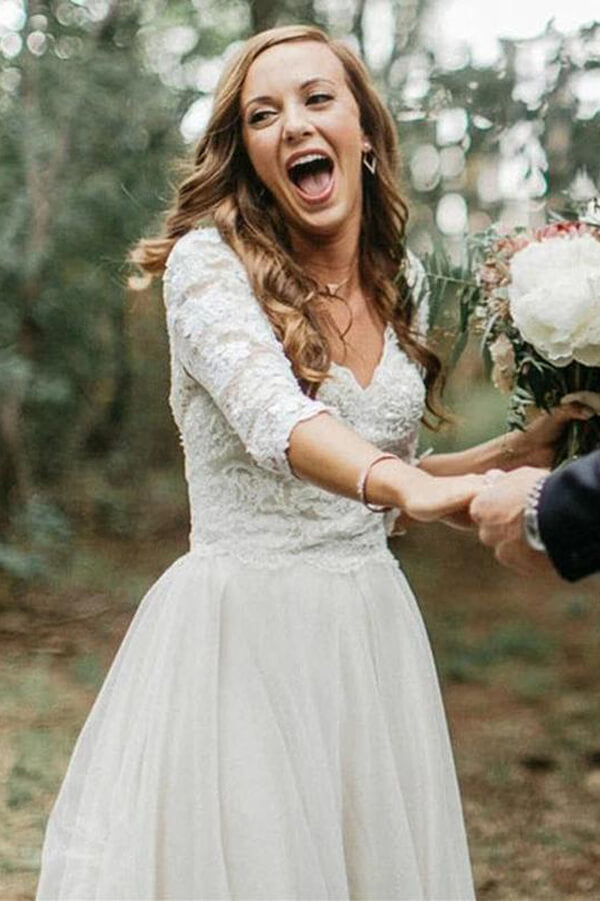 Elfenbeinfarbenes rückenfreies Brautkleid mit 3/4-Ärmeln und Spitzenoberteil, MW555