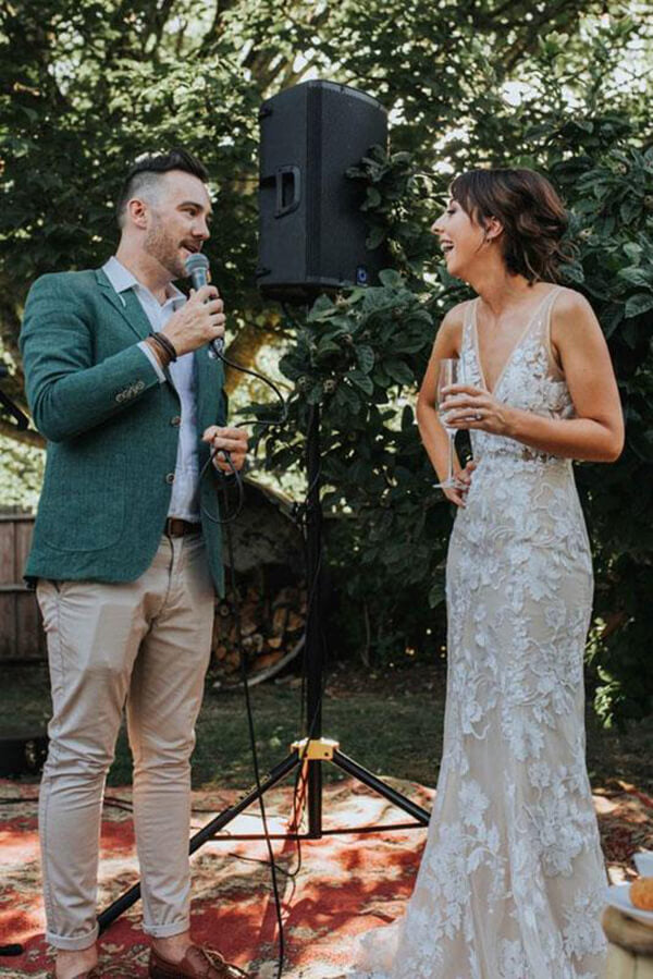 Elfenbeinfarbenes Meerjungfrau-Brautkleid mit V-Ausschnitt und Spitze, Brautkleid mit Applikationen, MW616