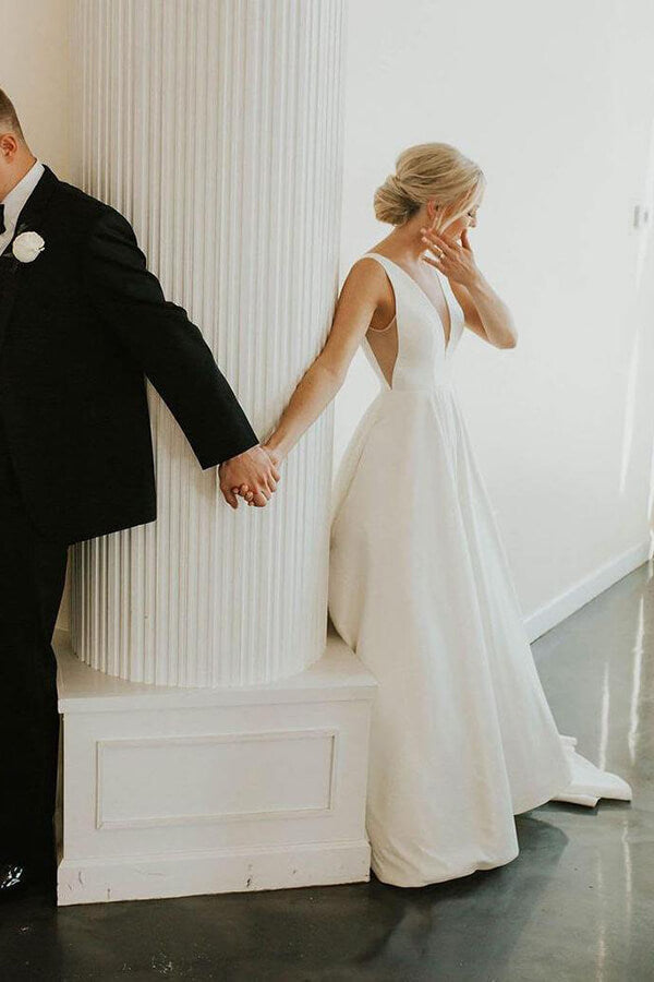 Vestidos de noiva em cetim marfim, simples, corte A, decote em V, elegantes, MW545