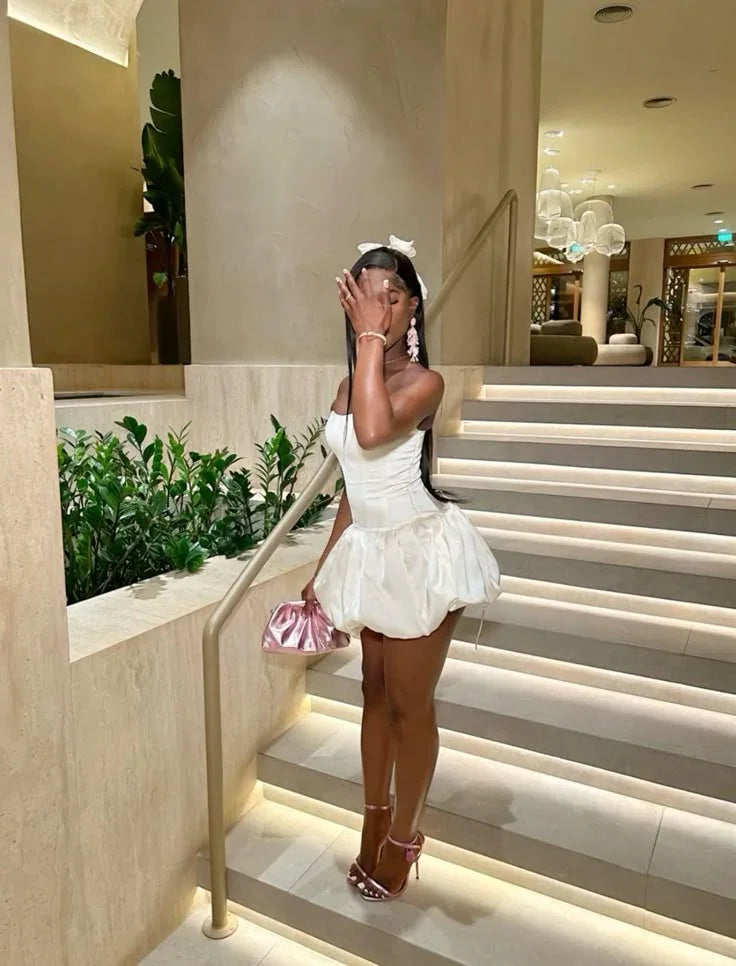 Niedliches trägerloses weißes Satin Homecoming Kleid Mini Abschlussballkleid Y8259