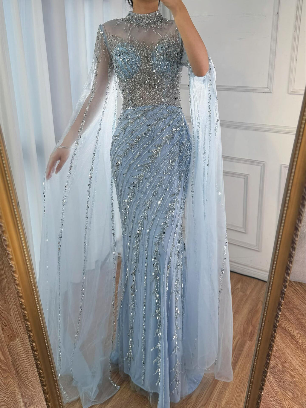 Abito da sera sirena lussuoso color carne con maniche a mantello LA71885A