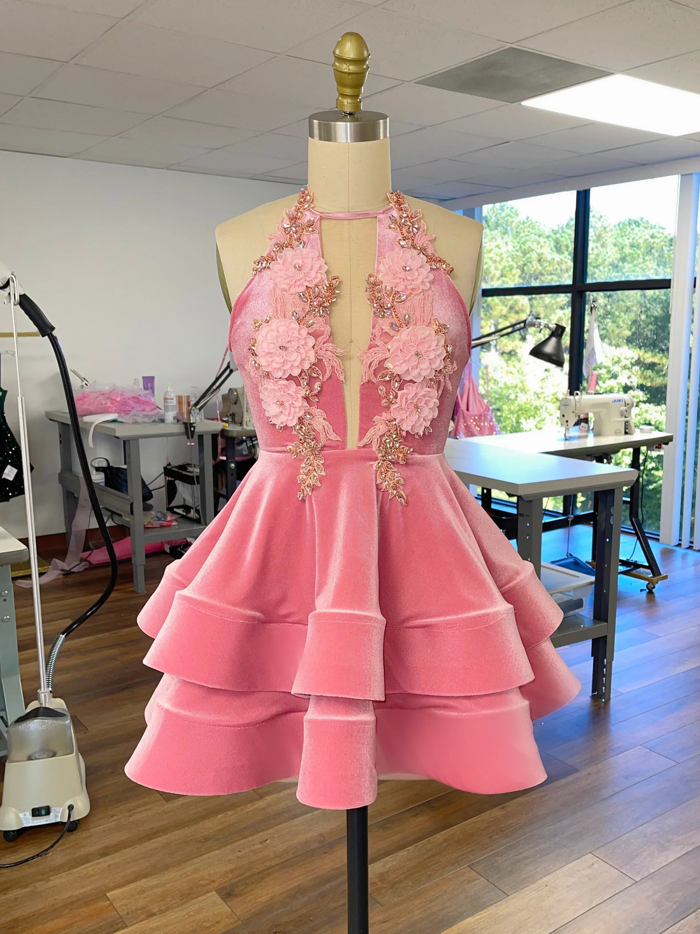 Niedliches A-Line Rosa Homecoming-Kleid Halter-Ausschnitt Rosa Partykleid Y2153