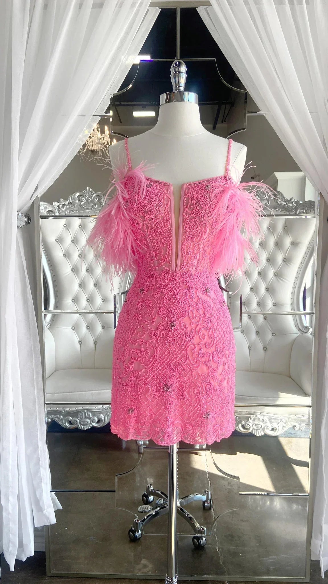 Vestido de Baile Encantador Tipo Funda con Tirantes Espagueti Rosado Corto con Cuentas y Plumas Y2866