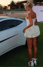 Vestido de Cóctel Blanco Adorable Sin Tirantes Plisado con Rosa, Mini Vestido Ajustado de Satén para el Baile de Bienvenida Y8282