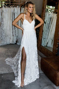 Brautkleid mit Spaghettiträgern und überkreuzten Trägern aus Spitze und Schleppe, MW577