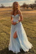 Vestidos de festa compridos em tule azul claro com ombros à mostra e aplicações PSK421