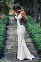 Brautkleid mit langen Trägern, Meerjungfrauensilhouette und Perlenstickerei in Weiß