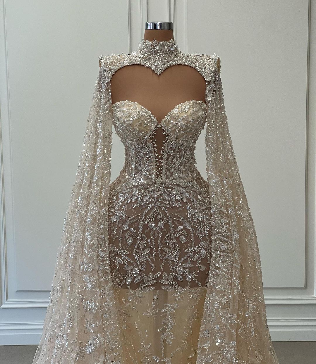 Luxuriöses langes Meerjungfrau-Hochhalter-Glitzer-Spitzen-Abschlussballkleid mit Ärmeln