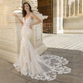 Robe de mariée sirène de luxe avec applications de dentelle, décolleté en V, bretelles spaghetti, dos nu, traîne balayée pour mariée 2024