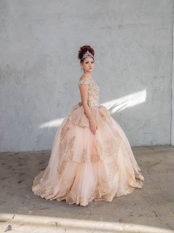 Vestido de baile em camadas com aplicações e ombros à mostra de Calla WB20525