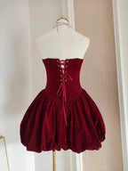 Vestido de Fiesta para el Baile de Regreso a Casa Sin Tirantes en Línea A, de Terciopelo Borgoña con Volantes, Modelo Y7972 y Encantador