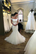 Vestido de novia sirena de satén con hombros descubiertos y cola de tul marfil NumberSea, MW346