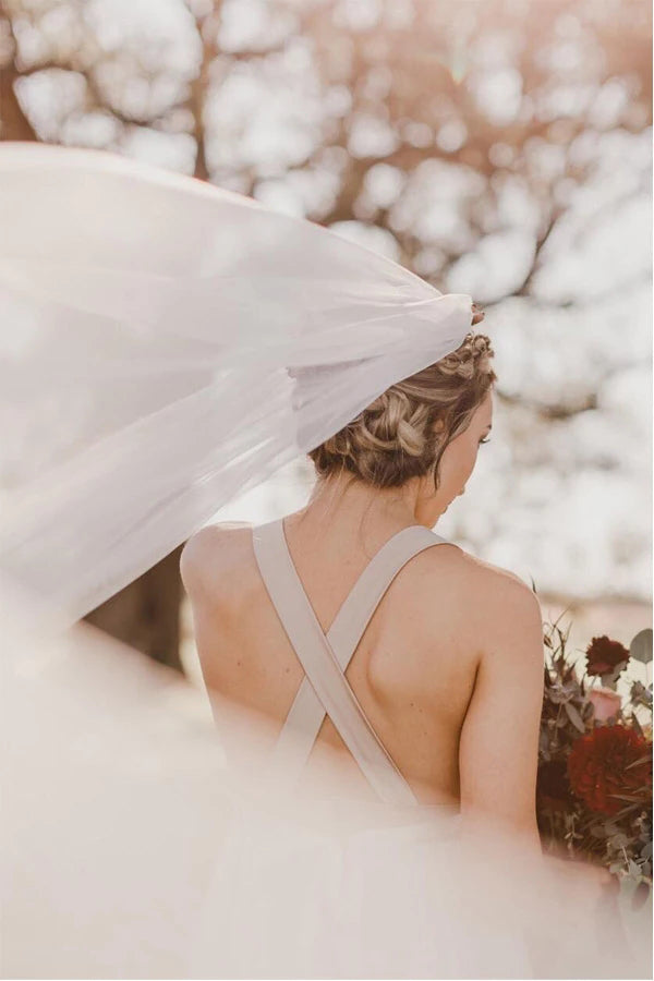 Elegantes Brautkleid aus Tüll mit überkreuztem tiefem V-Ausschnitt und Taillenband, MW355