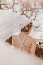 Elegantes Brautkleid aus Tüll mit überkreuztem tiefem V-Ausschnitt und Taillenband, MW355