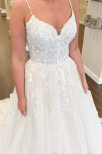 Brautkleid mit tiefem Herzausschnitt und Spitze, Spaghettiträger, Hofschleppe, MW361