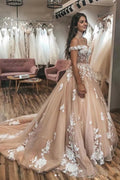 Vestidos de noiva com aplicações de renda marfim e ombros à mostra, cauda longa, MW362
