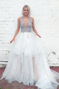 Abito da sposa lungo con scollo a V profondo sul retro, applicazioni colorate e strati, MW364