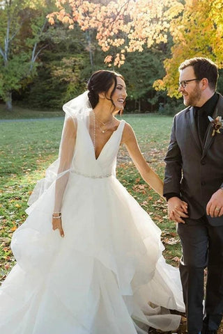 Vestido de noiva NumberSea com decote em V, em organza, com folhos, missangas e faixa, MW386