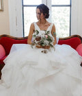 Vestito da Sposa Ball Gown con Scollo a V in Organza NumberSea, con Balze, Perline e Fascia, Modello MW386