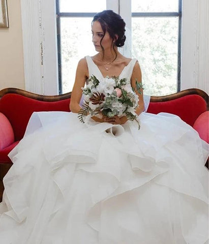 Vestido de noiva NumberSea com decote em V, em organza, com folhos, missangas e faixa, MW386