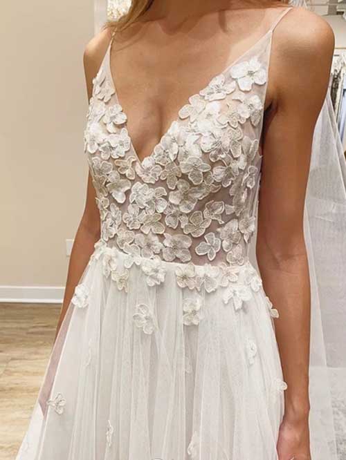 Elfenbeinfarbenes Blumen-Brautkleid mit ungefüttertem Oberteil und V-Ausschnitt, MW417