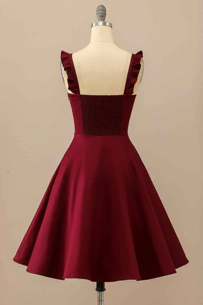 Bordeauxrotes A-Line Rüschen-Träger Satin Mini Homecoming-Kleid Y2176
