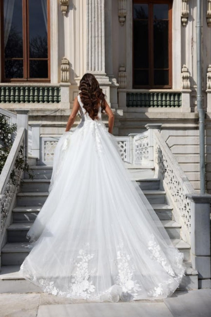 Nixenballkleid aus Chiffon mit V-Ausschnitt und Applikationen