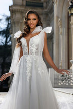 Nixenballkleid aus Chiffon mit V-Ausschnitt und Applikationen