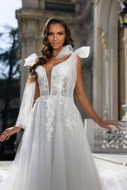Nixenballkleid aus Chiffon mit V-Ausschnitt und Applikationen