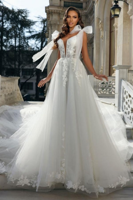 Nixenballkleid aus Chiffon mit V-Ausschnitt und Applikationen