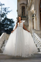 Nixenballkleid aus Chiffon mit V-Ausschnitt und Applikationen