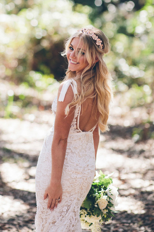 Vestido de Noiva Decote em V com Aplicações de Renda e Cauda em Leque