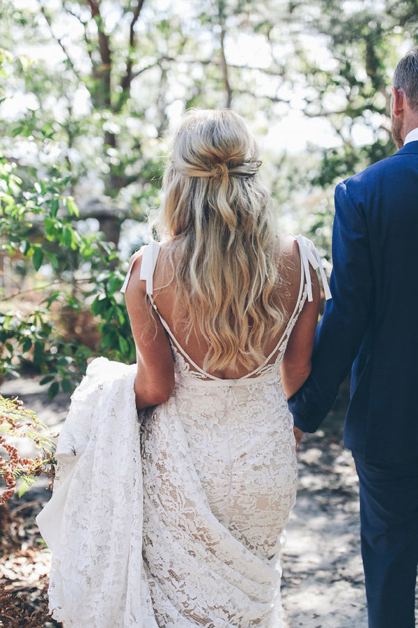 Vestido de Noiva Decote em V com Aplicações de Renda e Cauda em Leque