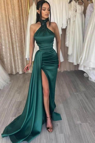 Schlichtes langes Meerjungfrau-Neckholder-Ballkleid aus Satin ohne Ärmel mit Schlitz