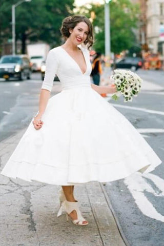 Schlichtes A-Linien-Brautkleid mit V-Ausschnitt und halblangen Ärmeln in Taftlänge, MW531