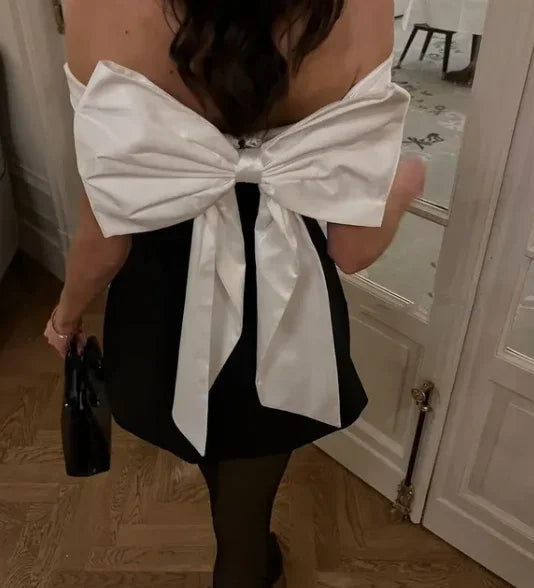 Schickes trägerloses schwarzes Satin A-Line Homecoming-Kleid Mit Schleife Y8508