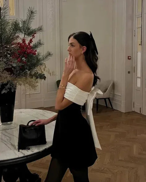 Vestido de cóctel sin tirantes negro satinado en línea A con lazo Y8508