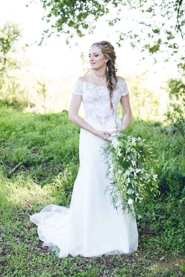 Vestito da sposa NumberSea bianco con spalle scoperte, schiena aperta, gonna a tromba, lacci e applicazioni, MW198