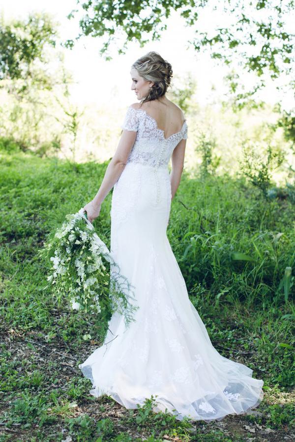 Vestito da sposa NumberSea bianco con spalle scoperte, schiena aperta, gonna a tromba, lacci e applicazioni, MW198