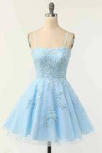 Vestido corto de fiesta para el baile de bienvenida Light Blue, corte en A, tirantes finos, espalda con lazo y aplicaciones, modelo Y2417