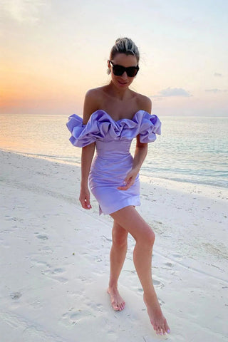Schulterfreies, ärmelloses Mini-Heimkehrkleid aus Satin mit Rüschen PD540