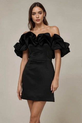 Schulterfreies, ärmelloses Mini-Heimkehrkleid aus Satin mit Rüschen PD540