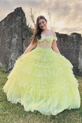 Robe de bal jaune à épaule tombante avec volants légers superposés PSK480