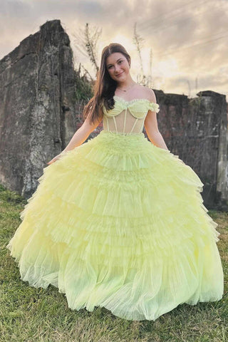 Vestido de festa amarelo com folhos leves e ombros à mostra PSK480