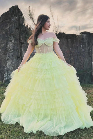 Vestido de festa amarelo com folhos leves e ombros à mostra PSK480