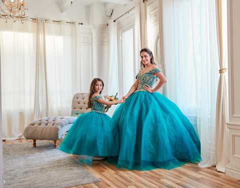 Vestido de baile com contas e ombros à mostra por Calla KY71246