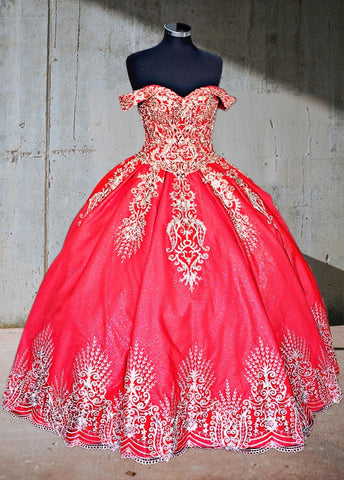 Vestido de baile com aplicações e ombros à mostra de Calla KY72838